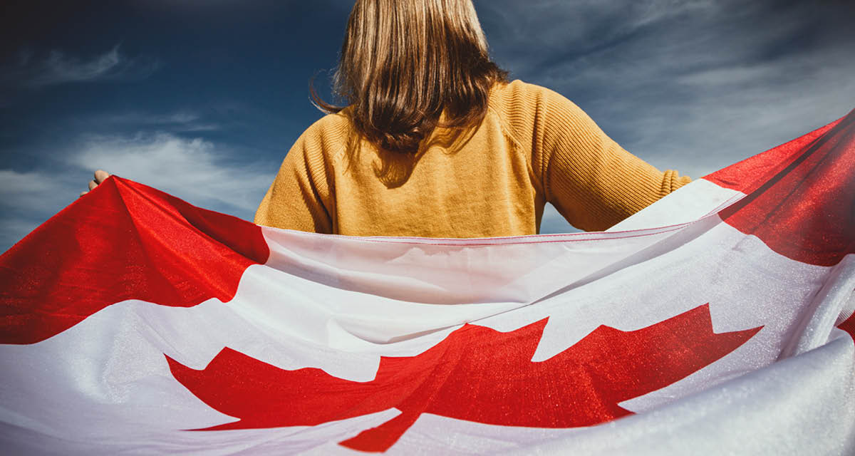 Étudiante vue de dos tenant un drapeau du Canada