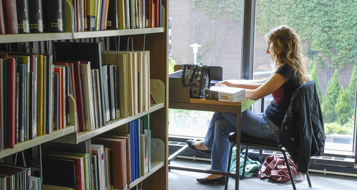 Une étudiante à la bibliothèque