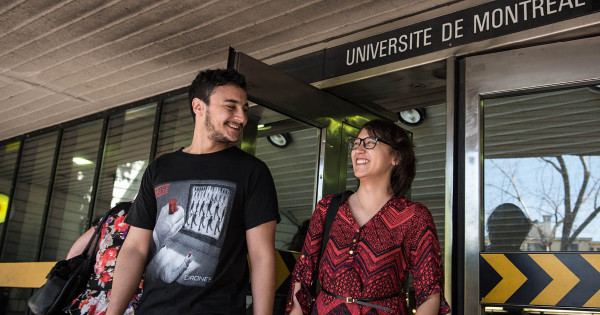 Une étudiante et un étudiant à la sortie du métro Université-de-Montréal